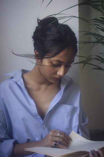 A close-up shot of a Mexican entrepreneur journaling their thoughts and feelings, reflecting on past experiences and identifying sources of fear and anxiety related to entrepreneurship. The focus is on the journal and pen, symbolizing introspection and self-awareness.