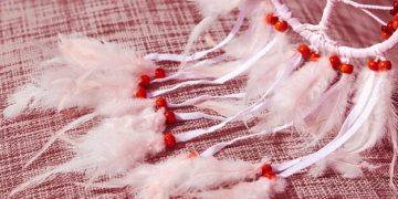Crea Atrapasueños Mágicos: Guía Paso a Paso con Plumas y Cuentas - Cover Image